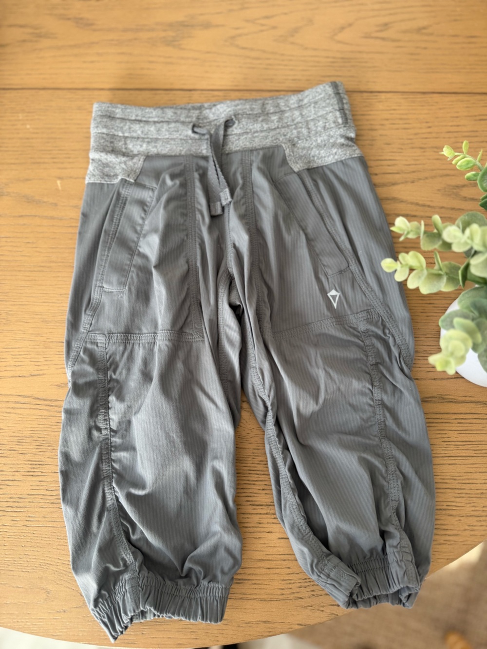 Girl Ivivva by Lululemon Gray Live To Move Capri Athletic Yoga Pants Size 7 - Picture 2 of 4
